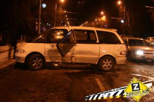 В Алматы водитель, пытавшийся развернуться через двойную сплошную, спровоцировал ДТП
