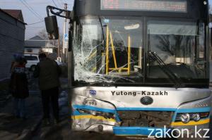 В Алматы произошло столкновение минивэна с автобусом 