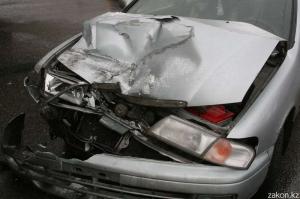 В Алматы водитель Газели не пропустил Nissan и столкнулся с ним 