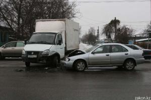 В Алматы водитель Газели не пропустил Nissan и столкнулся с ним 