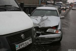 В Алматы водитель Газели не пропустил Nissan и столкнулся с ним 