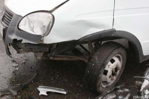 В Алматы водитель Газели не пропустил Nissan и столкнулся с ним 