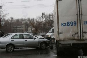 В Алматы водитель Газели не пропустил Nissan и столкнулся с ним 