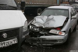 В Алматы водитель Газели не пропустил Nissan и столкнулся с ним 