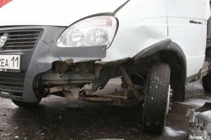 В Алматы водитель Газели не пропустил Nissan и столкнулся с ним 