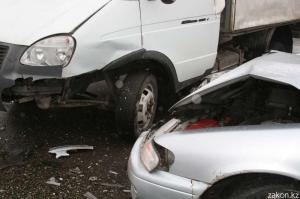 В Алматы водитель Газели не пропустил Nissan и столкнулся с ним 