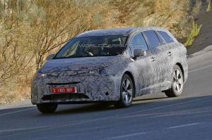 Шпионские снимки Toyota Avensis 2015 года 