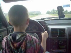 В Литве 10-летний мальчик вез в машине пьяную мать