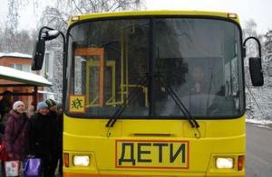 ГИБДД Барнаула просит водителей пропускать автобусы с детьми, направляющимися на новогодние утренники