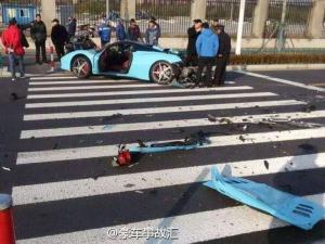 Девушка превратила роскошный суперкар Ferrari в кучу металлолома 