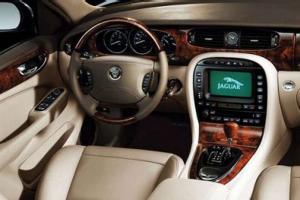 Двое неизвестных угнали автомобиль Jaguar в Люблино