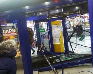 В Воронеже ведутся активные поиски водителя, въехавшего в гипермаркет