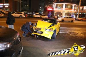 В Алматы водитель Honda S2000 протаранила припаркованные авто
