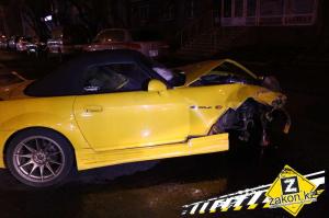 В Алматы водитель Honda S2000 протаранила припаркованные авто 