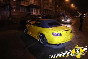 В Алматы водитель Honda S2000 протаранила припаркованные авто 