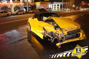 В Алматы водитель Honda S2000 протаранила припаркованные авто 