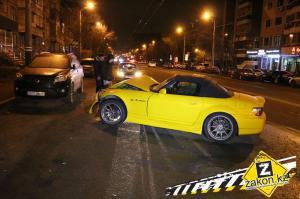 В Алматы водитель Honda S2000 протаранила припаркованные авто 