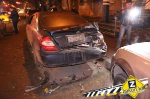 В Алматы водитель Honda S2000 протаранила припаркованные авто 