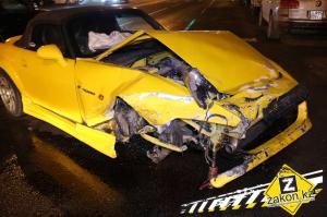 В Алматы водитель Honda S2000 протаранила припаркованные авто 