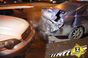 В Алматы водитель Honda S2000 протаранила припаркованные авто 