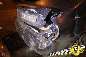 В Алматы водитель Honda S2000 протаранила припаркованные авто 