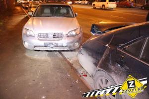 В Алматы водитель Honda S2000 протаранила припаркованные авто 