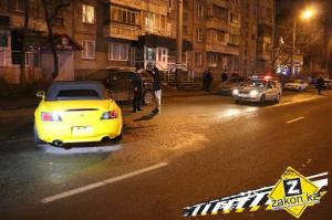 В Алматы водитель Honda S2000 протаранила припаркованные авто 