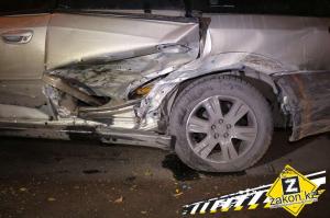 В Алматы водитель Honda S2000 протаранила припаркованные авто 