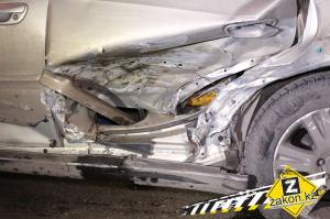 В Алматы водитель Honda S2000 протаранила припаркованные авто 