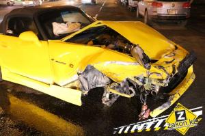 В Алматы водитель Honda S2000 протаранила припаркованные авто 