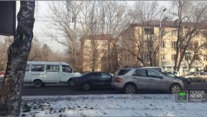 Hummer перевернулся в Алматы из-за плохого самочувствия водителя
