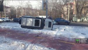 Hummer перевернулся в Алматы из-за плохого самочувствия водителя