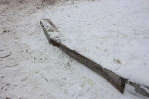 На сэкономленные средства вдоль дорог Актау кладут гранитные бордюры 