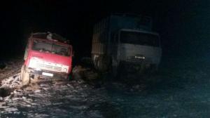 15 грузовых авто застряли в грязи на трассе в Карагандинской области