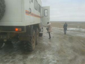 15 грузовых авто застряли в грязи на трассе в Карагандинской области