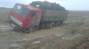 15 грузовых авто застряли в грязи на трассе в Карагандинской области