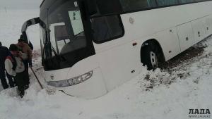 На трассе Актау - Каламкас автобус с вахтовиками слетел в кювет