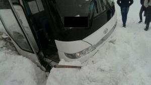 На трассе Актау - Каламкас автобус с вахтовиками слетел в кювет