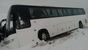 На трассе Актау - Каламкас автобус с вахтовиками слетел в кювет