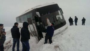 На трассе Актау - Каламкас автобус с вахтовиками слетел в кювет