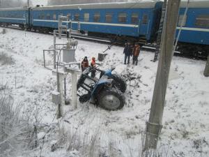 В Дзержинском районе пассажирский поезд протаранил заглохший на переезде трактор 