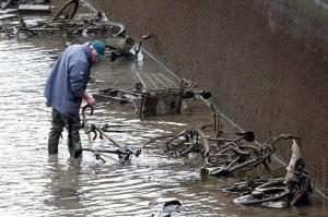 На дне канала в Париже обнаружили мотопарк