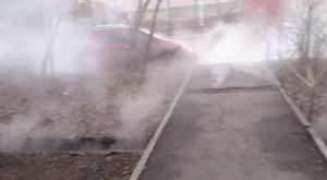 Улицу в Алматы затопило горячей водой 