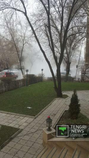Улицу в Алматы затопило горячей водой 