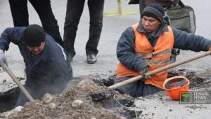 Улицу в Алматы затопило горячей водой 