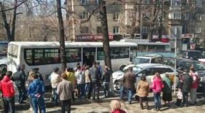 Автобус снес три припаркованных авто в Алматы