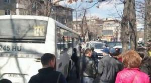 Автобус снес три припаркованных авто в Алматы 