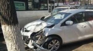 Автобус снес три припаркованных авто в Алматы 