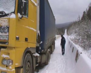 Под Псковом спасли замерзавшего белорусского дальнобойщика