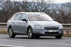 Универсал Skoda Superb очередной генерации попался на глаза папарацци